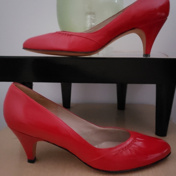 EUC LA BELLE ORIGINALS classic lady in red pumps (9 AAA) - Picture 8 of 9